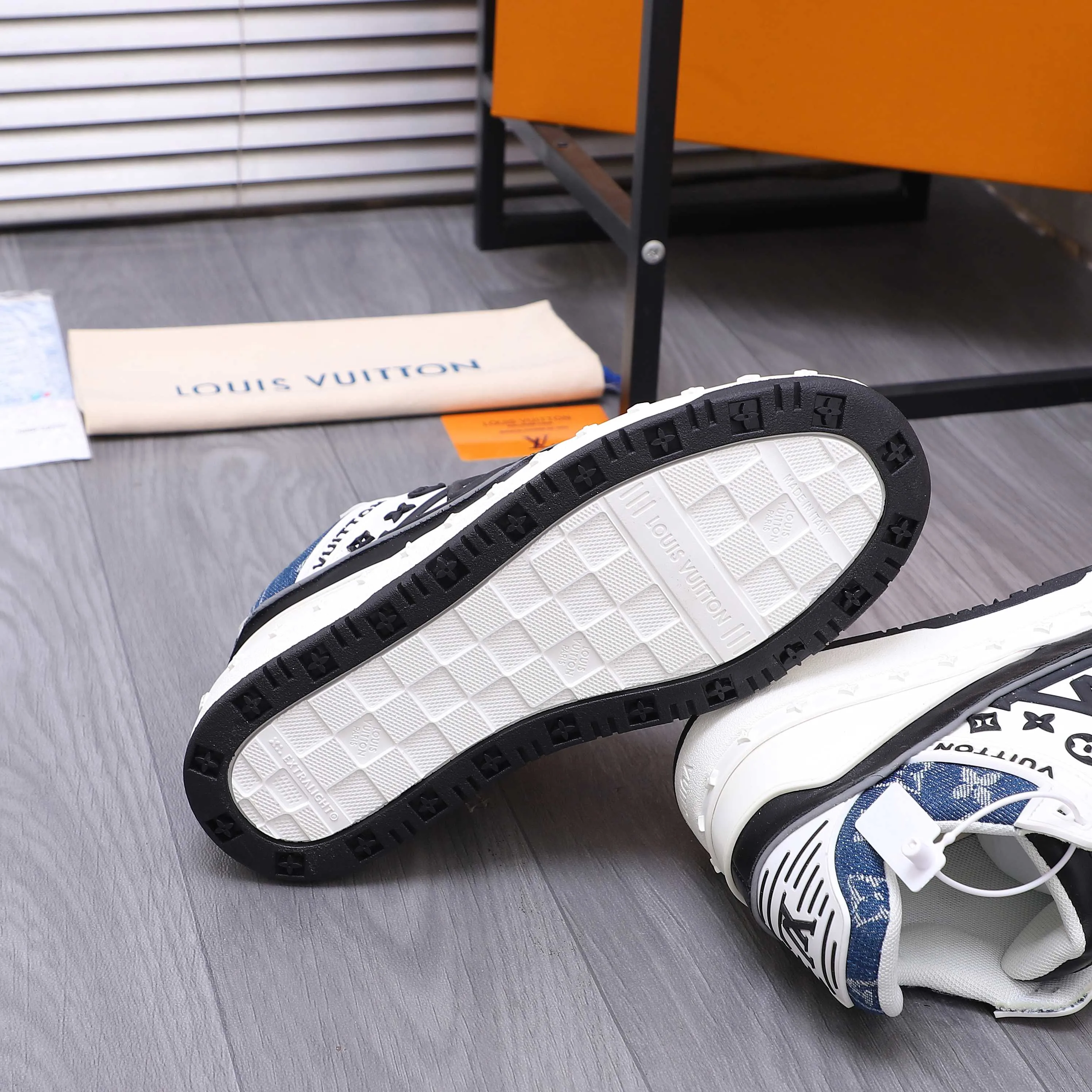 Men's shoes 💰p600 Product trademark: LV "Louis Vuitton" casual lace-up men's shoes Regular size: 38-44 Product material: Selected classic denim woven pattern splicing cowhide upper Breathable mesh lining Original rubber outsole